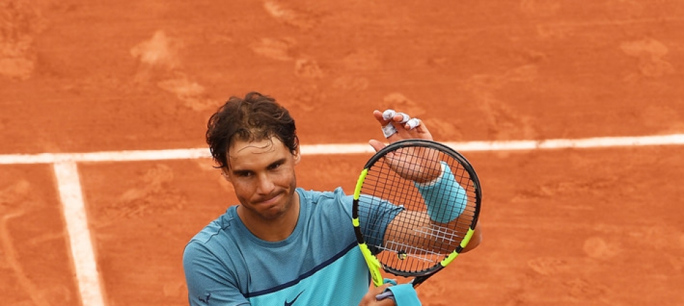 Nadal celebrando la victoria en su debut en Roland Garros 2016