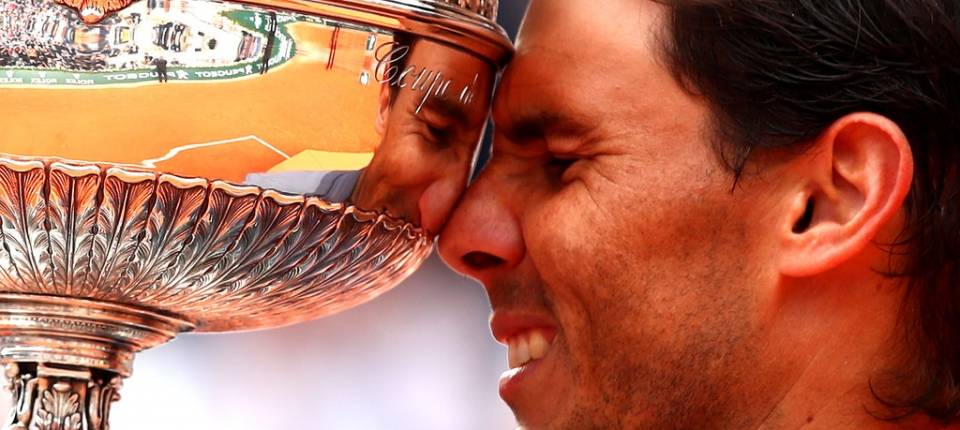 Rafa Nadal sosteniendo el trofeo de campen de Roland Garros 2019
