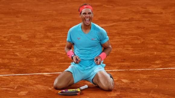 Rafa Nadal celebra el punto de campeonato en Roland Garros 2020 frente a Djokovic