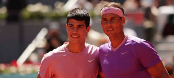 Carlos Alcaraz y Rafa Nadal posan en su primer duelo durante el Masters 1000 de Madrid 2021