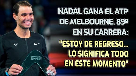 Rafa Nadal sonre con su ttulo del ATP Melbourne 2022, 89 en su carrera